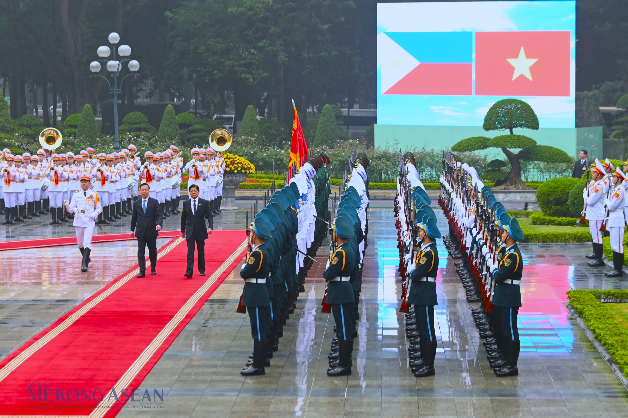 Chủ tịch nước V&otilde; Văn Thưởng v&agrave; Tổng thống Philippines Ferdinand Romualdez Marcos Jr. duyệt Đội danh dự QĐND Việt Nam. Ảnh: Đỗ Thảo - Mekong ASEAN