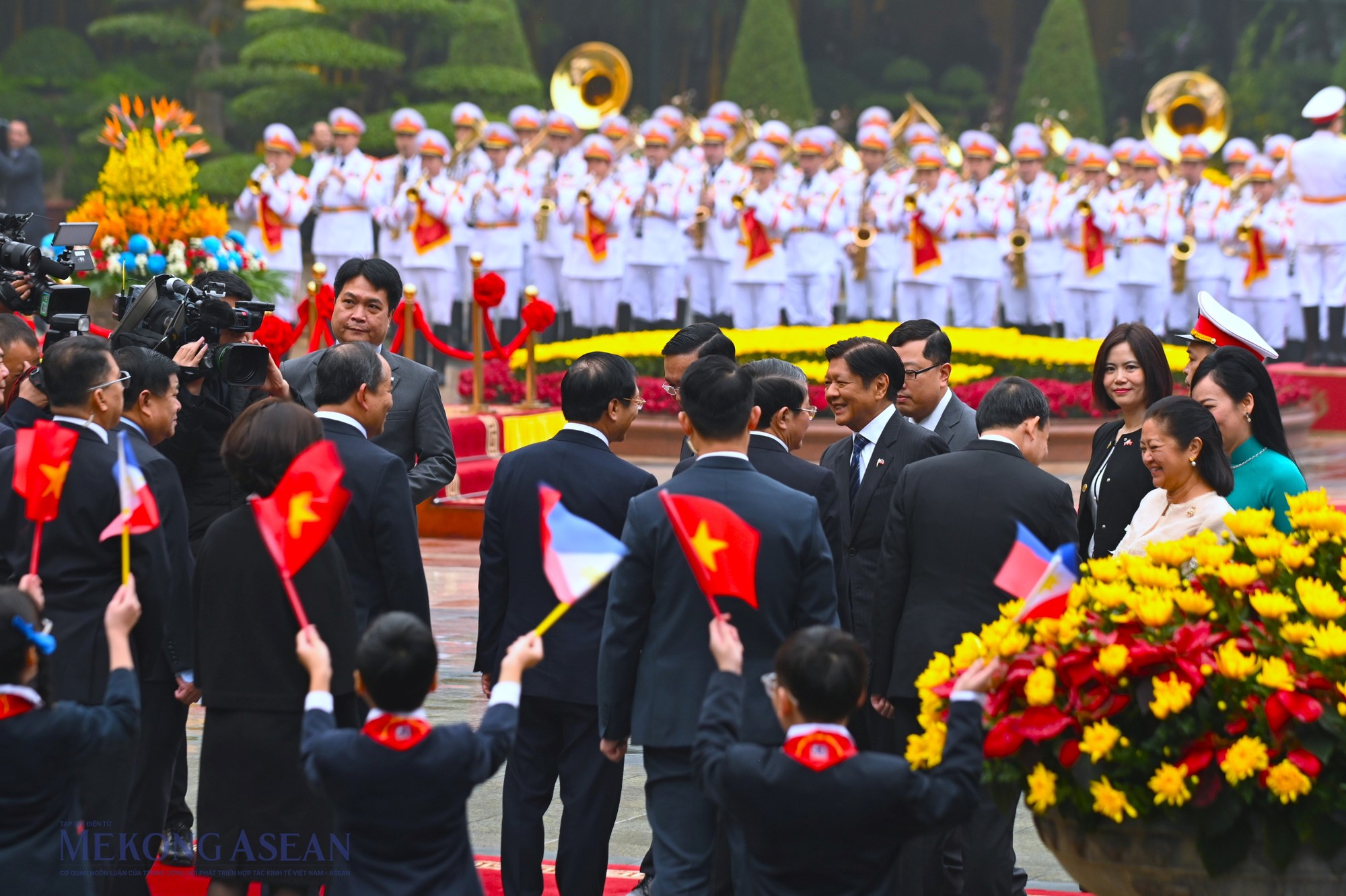 Chủ tịch nước V&otilde; Văn Thưởng giới thiệu với Tổng thống Ferdinand Marcos Jr. về c&aacute;c đại diện Việt Nam tại lễ đ&oacute;n. Ảnh: Đỗ Thảo - Mekong ASEAN