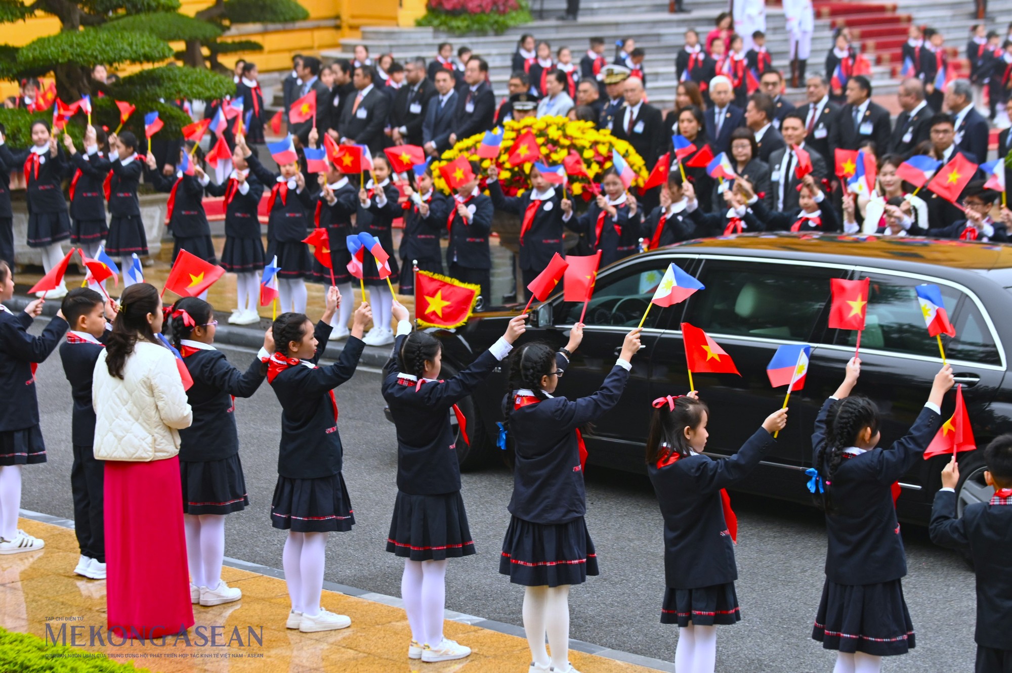 Thiếu nhi H&agrave; Nội ch&agrave;o đ&oacute;n Tổng thống Philippines v&agrave; Phu nh&acirc;n thăm cấp Nh&agrave; nước tới Việt Nam. Ảnh: Đỗ Thảo - Mekong ASEAN