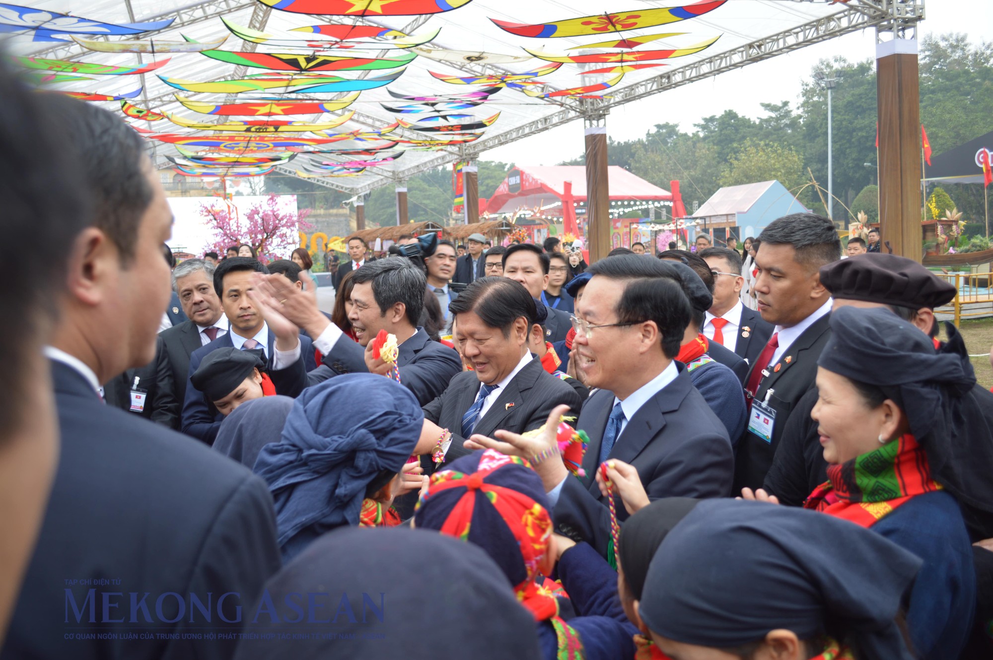 Hai nh&agrave; l&atilde;nh đạo giao lưu với người d&acirc;n tộc Th&aacute;i. Ảnh: Ng&acirc;n H&agrave; - Mekong ASEAN