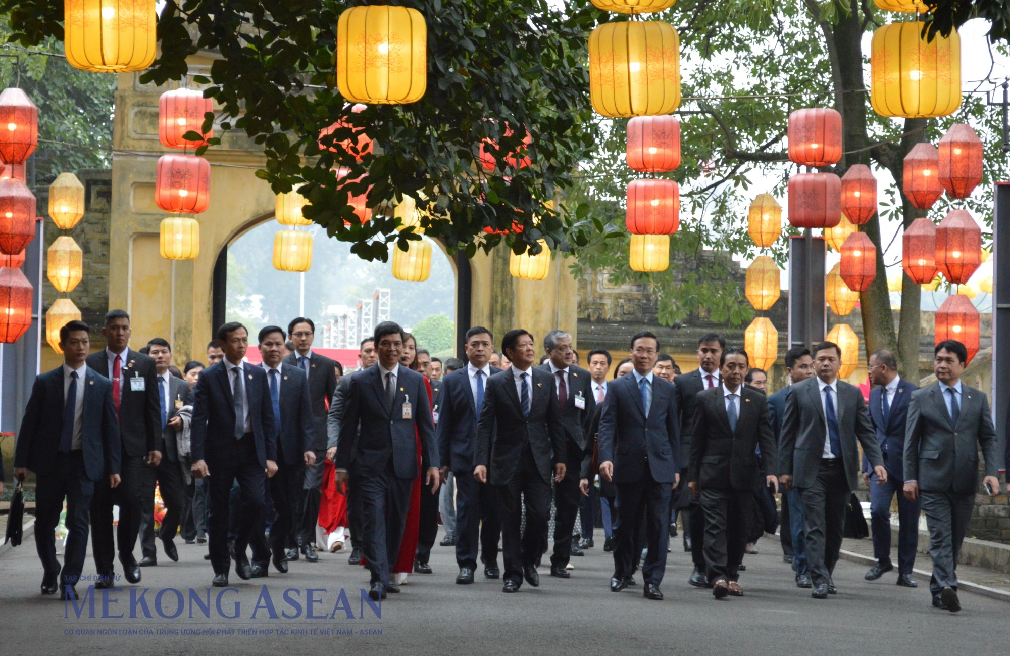 Chủ tịch nước V&otilde; Văn Thưởng c&ugrave;ng Tổng thống Philippines Ferdinand Marcos Jr đi quan Đoan M&ocirc;n. Ảnh: Ng&acirc;n H&agrave; - Mekong ASEAN