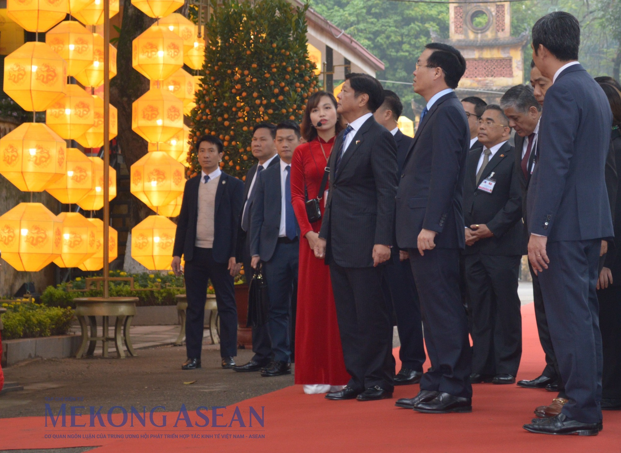 Hai nh&agrave; l&atilde;nh đạo nghe giới thiệu về lịch sử c&aacute;c di t&iacute;ch trong Ho&agrave;ng th&agrave;nh Thăng Long. Ảnh: Ng&acirc;n H&agrave; - Mekong ASEAN