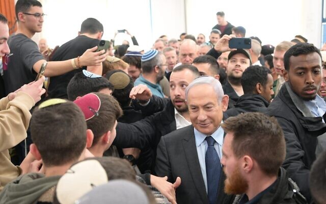 Thủ tướng Israel Benjamin Netanyahu tại Học viện qu&acirc;n sự Bnei David ở khu định cư Eli ở Bờ T&acirc;y, ng&agrave;y 30/1. Ảnh: GPO