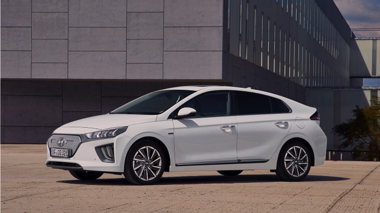 Mẫu xe điện IONIQ sử dụng c&ocirc;ng nghệ sạc hai chiều của Hyundai. Ảnh: Hyundai