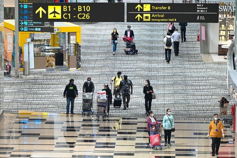 H&agrave;nh kh&aacute;ch tại S&acirc;n bay Quốc tế Changi của Singapore. Ảnh: Roslan Rahman/AFP/Getty Images