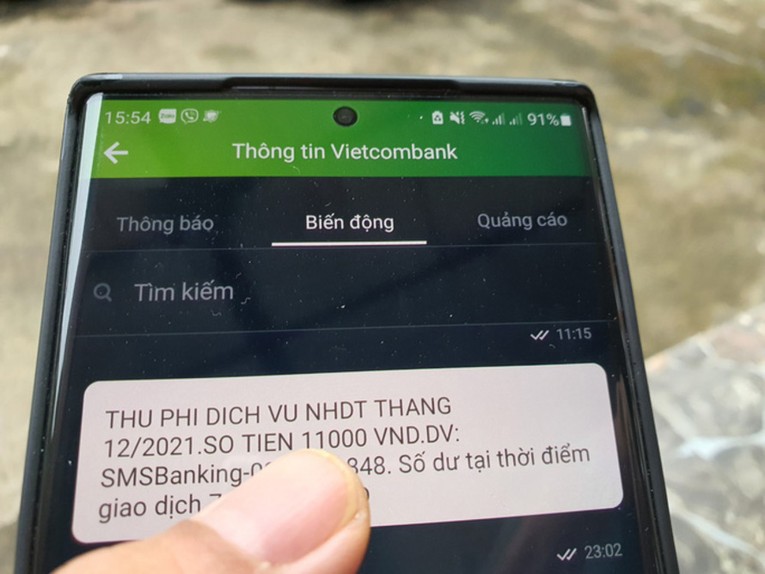 C&aacute;c ng&acirc;n h&agrave;ng đang khuyến kh&iacute;ch kh&aacute;ch h&agrave;ng nhận th&ocirc;ng tin qua qua app để miễn ph&iacute; v&agrave; ng&acirc;n h&agrave;ng cũng giảm chi ph&iacute; từ việc th&ocirc;ng b&aacute;o tin nhắn qua SMS.