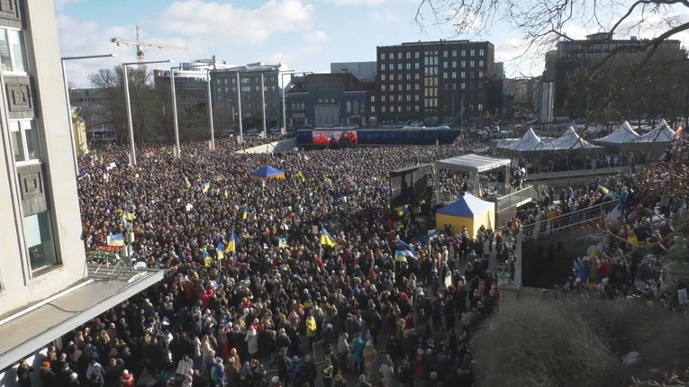 D&ograve;ng người biểu t&igrave;nh tại Estonia h&ocirc;m 27/2. Ảnh: ruptly.tv