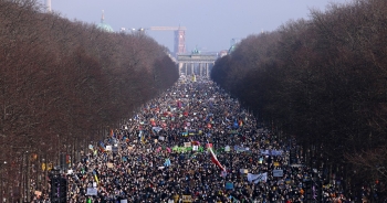 Biểu tình vì hòa bình trên toàn cầu: 100.000 người tuần hành ở Berlin