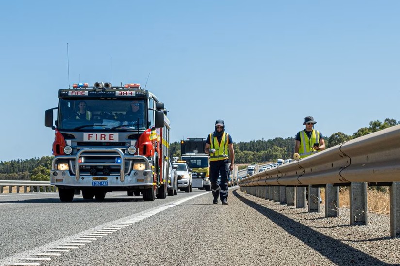 Nh&acirc;n vi&ecirc;n Sở Cứu hỏa v&agrave; Dịch vụ Khẩn cấp Australia đang t&igrave;m kiếm vi&ecirc;n nang ph&oacute;ng xạ. Ảnh: Reuters