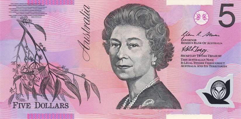 Tờ 5 AUD c&oacute; ch&acirc;n dung Nữ ho&agrave;ng Elizabeth II c&ugrave;ng một nh&agrave;nh c&acirc;y bạch đ&agrave;n.