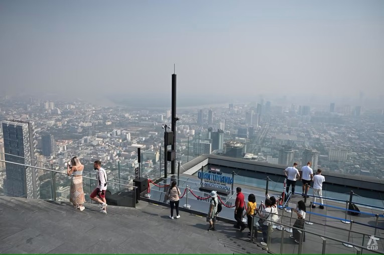 Du kh&aacute;ch ngắm cảnh tr&ecirc;n đỉnh t&ograve;a nh&agrave; chọc trời Mahanakhon. Ảnh: CNA