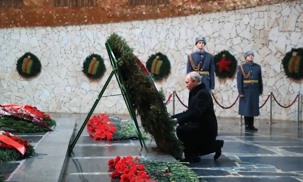 &Ocirc;ng Putin đặt v&ograve;ng hoa ở bảo t&agrave;ng Battle of Stalingrad, Volgograd. Ảnh: Sputnik