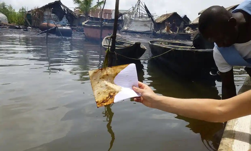 &Ocirc; nhiễm dầu tr&ecirc;n s&ocirc;ng tại Bille, Nigeria. Ảnh: Guardian