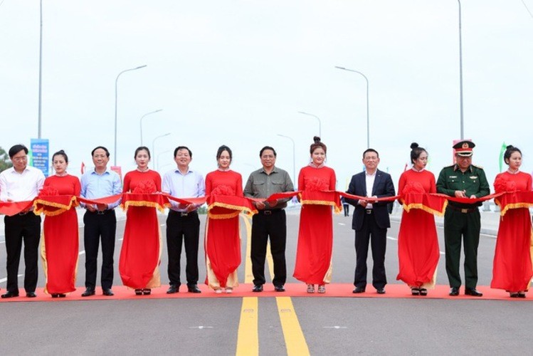 Thủ tướng Phạm Minh Ch&iacute;nh dự lễ cắt băng kh&aacute;nh th&agrave;nh tuyến đường ven biển tỉnh B&igrave;nh Định đoạn C&aacute;t Tiến &ndash; Mỹ Th&agrave;nh. Nguồn: VGP.