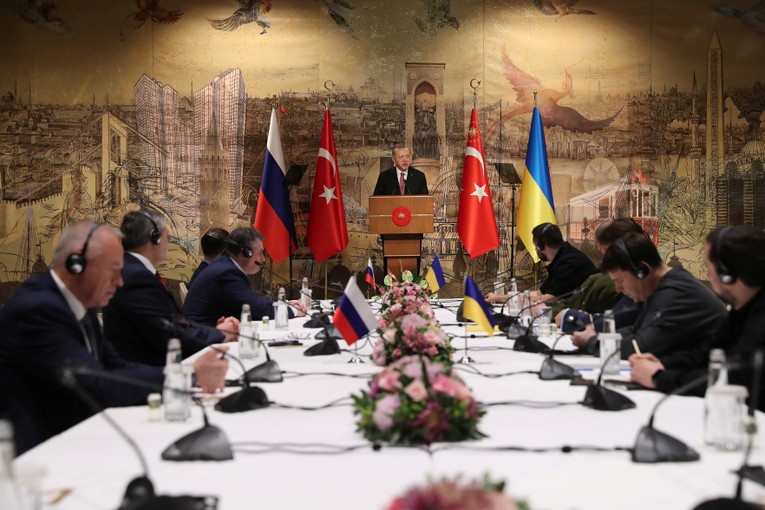 Tổng thống Thổ Nhĩ Kỳ Tayyip Erdogan ph&aacute;t biểu trước c&aacute;c nh&agrave; đ&agrave;m ph&aacute;n Nga v&agrave; Ukraine, trước cuộc hội đ&agrave;m trực tiếp tại Istanbul, Thổ Nhĩ Kỳ, ng&agrave;y 29/3/2022. Ảnh: Reuters