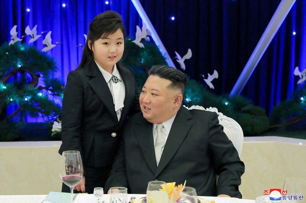 Đ&acirc;y l&agrave; lần lộ diện thứ 4 trước c&ocirc;ng ch&uacute;ng của Kim Ju Ae. Ảnh: KCNA