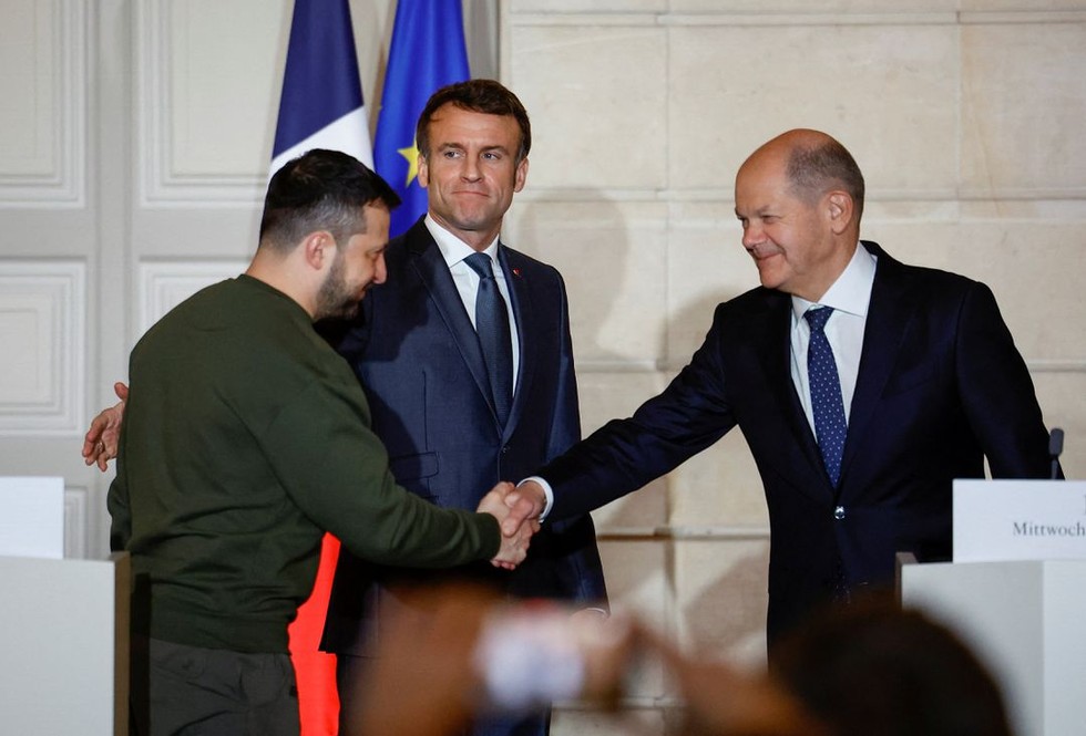 &Ocirc;ng Zelensky gặp mặt Tổng thống Ph&aacute;p Emmanuel Macron v&agrave; Thủ tướng Đức Olaf Scholz sau chuyến thăm Vương quốc Anh. Ảnh: Reuters