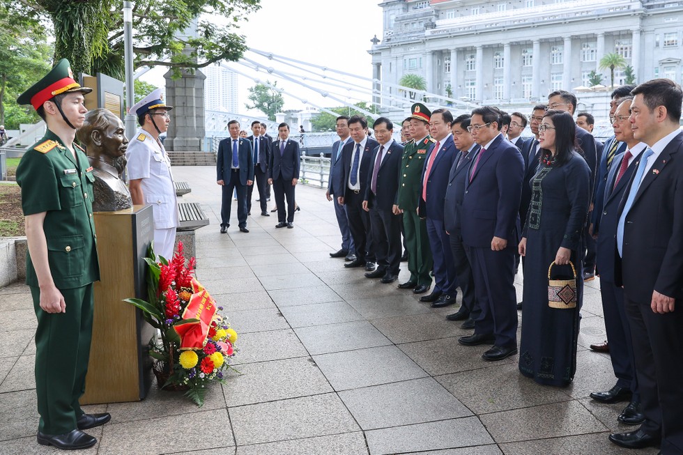 Thủ tướng Phạm Minh Ch&iacute;nh v&agrave; Phu nh&acirc;n d&acirc;ng hoa tưởng niệm tại Tượng đ&agrave;i Chủ tịch Hồ Ch&iacute; Minh tại Bảo t&agrave;ng Văn minh ch&acirc;u &Aacute;. Ảnh: VGP