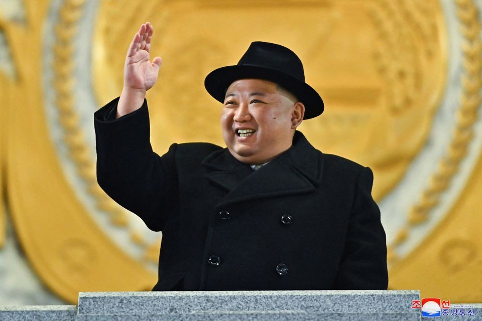 Nh&agrave; l&atilde;nh đạo Kim Jong-un tham dự cuộc duyệt binh kỷ niệm 75 năm th&agrave;nh lập Qu&acirc;n đội Nh&acirc;n d&acirc;n Triều Ti&ecirc;n. Ảnh: KCNA