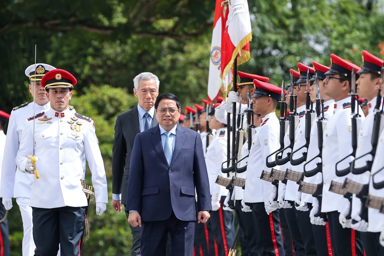 Thủ tướng Singapore L&yacute; Hiển Long v&agrave; Phu nh&acirc;n chủ tr&igrave; lễ đ&oacute;n Thủ tướng Phạm Minh Ch&iacute;nh v&agrave; Phu nh&acirc;n, c&ugrave;ng đo&agrave;n đại biểu cấp cao Việt Nam thăm ch&iacute;nh thức Singapore. Ảnh: VGP