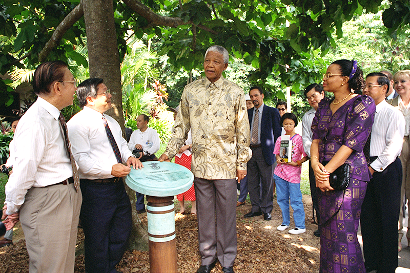 Tổng thống Nam Phi Nelson Mandela đến thăm Singapore, th&aacute;ng 3/1997.