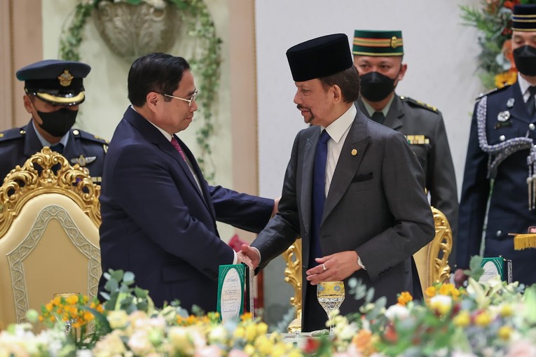 Thủ tướng Phạm Minh Ch&iacute;nh v&agrave; Quốc vương Brunei Hassanal Bolkiah. Ảnh: VGP