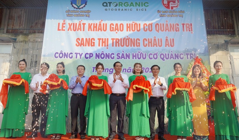 L&atilde;nh đạo UBND tỉnh Quảng Trị tham dự lễ xuất khẩu 15 tấn gạo hữu cơ Quảng Trị đầu ti&ecirc;n sang thị trường ch&acirc;u &Acirc;u. Ảnh: VGP