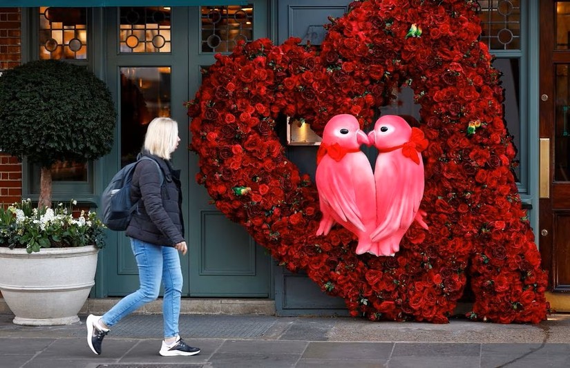 C&aacute;c chi ph&iacute; cho ng&agrave;y Valentine năm nay đều tăng vọt. Ảnh: Reuters