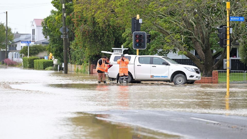 C&aacute;c nh&agrave; thầu đ&oacute;ng c&aacute;c con đường bị ngập lụt ở Taradale, Napier, New Zealand. Ảnh: Getty Images