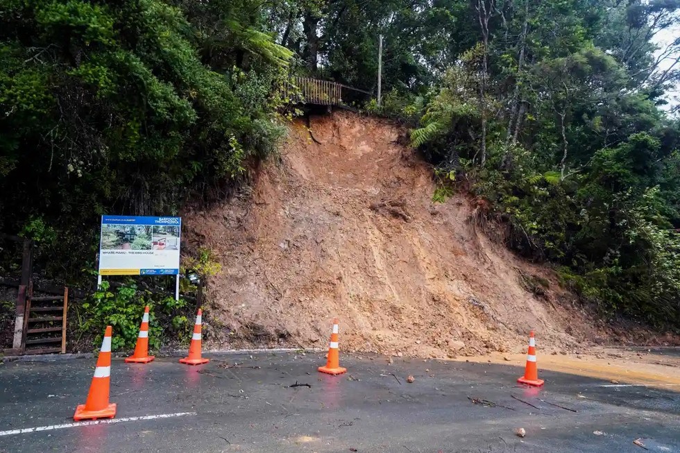 Lở đất tại Titirangi, T&acirc;y Auckland, New Zealand do b&atilde;o. Ảnh: AFP