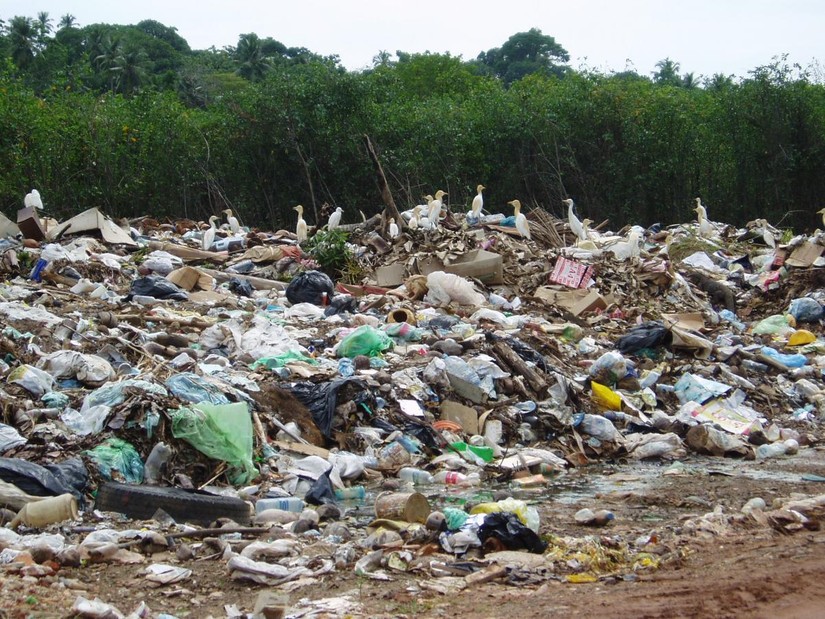 B&atilde;i r&aacute;c chứa đầy r&aacute;c thải nhựa tại Hikkaduwa, Sri Lanka. Ảnh: IUCN Sri Lanka