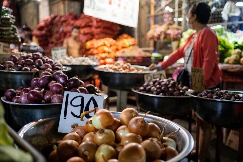 Một quầy b&aacute;n h&agrave;nh tại một khu chợ ở Manila, Philippines. Ảnh: Reuters