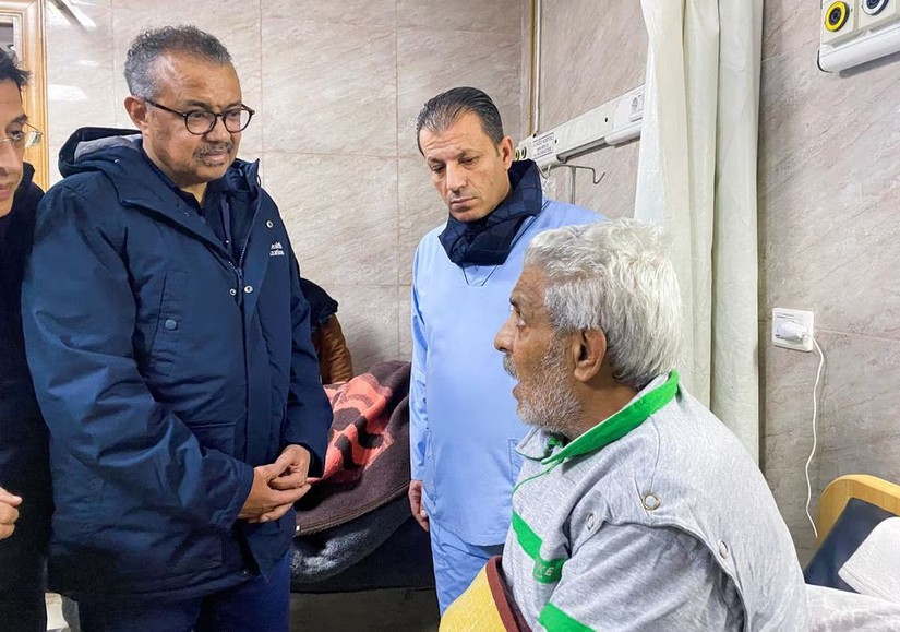 Tiến sĩ Tedros Adhanom Ghebreyesus, người đứng đầu Tổ chức Y tế Thế giới (WHO) trong một chuyến thăm những người sống s&oacute;t sau trận động đất tại một bệnh viện ở Aleppo, Syria. Ảnh: Reuters