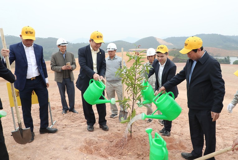 &Ocirc;ng B&ugrave;i Văn Quang, Ph&oacute; B&iacute; thư Tỉnh ủy, Chủ tịch UBND tỉnh Ph&uacute; Thọ v&agrave; &ocirc;ng Đỗ Quang Hiển, Chủ tịch Ủy ban Chiến lược Tập đo&agrave;n T&amp;amp;amp;amp;T Group c&ugrave;ng c&aacute;c đại biểu tham gia trồng c&acirc;y tại dự &aacute;n.