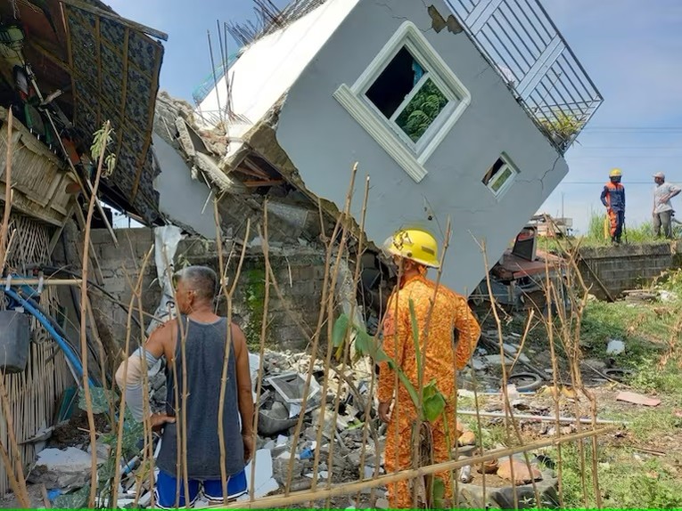 C&aacute;c t&ograve;a nh&agrave; bị hư hại sau trận động đất ở Santiago, v&ugrave;ng Ilocos, Philippines, ng&agrave;y 27/7/2022. Ảnh: Reuters