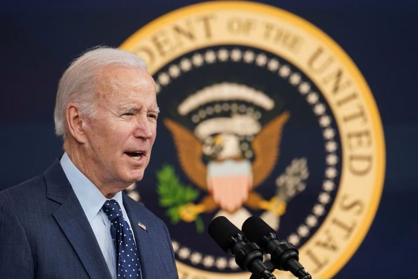 Tổng thống Mỹ Joe Biden ph&aacute;t biểu tại Văn ph&ograve;ng Điều h&agrave;nh Eisenhower, ng&agrave;y 16/2. Ảnh: Reuters