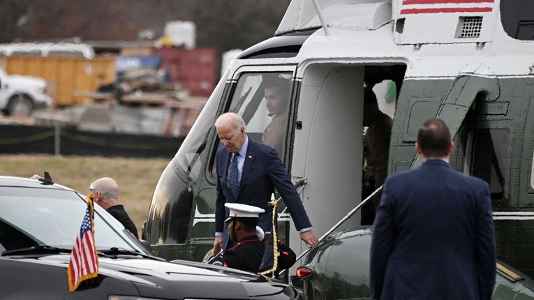 Tổng thống Joe Biden đến Trung t&acirc;m Y tế Qu&acirc;n đội Quốc gia Walter Reed, ng&agrave;y 16/2. Ảnh: AFP