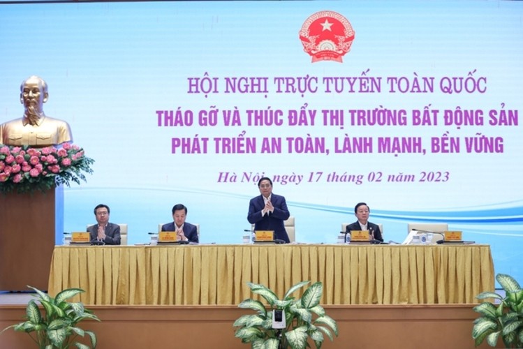 Thủ tướng Phạm Minh Ch&iacute;nh chủ tr&igrave; Hội nghị trực tuyến to&agrave;n quốc &amp;amp;quot;Th&aacute;o gỡ kh&oacute; v&agrave; th&uacute;c đẩy thị trường bất động sản ph&aacute;t triển an to&agrave;n, l&agrave;nh mạnh, bền vững&amp;amp;quot;. Nguồn: VGP.