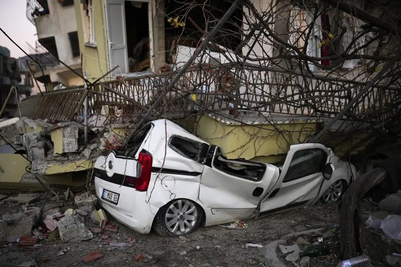 Một chiếc xe bị đ&egrave; dưới đống đổ n&aacute;t tại Samandag, Thổ Nhĩ Kỳ, Ảnh: AP