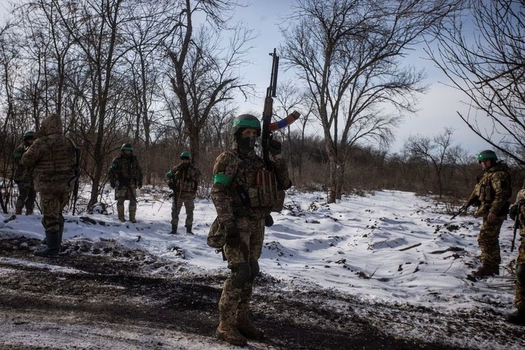 C&aacute;c binh sĩ Ukraine tại khu vực b&ecirc;n ngo&agrave;i Bakhmut, Donetsk. Ảnh: Reuters