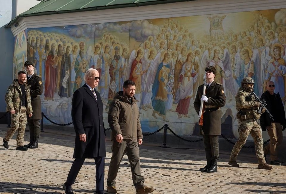 &Ocirc;ng Biden v&agrave; &ocirc;ng Zelensky đi qua nh&agrave; thờ Saint Michael ở Kiev, ng&agrave;y 20/2. Ảnh: Reuters