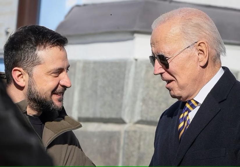 Tổng thống Mỹ Joe Biden gặp Tổng thống Ukraine Volodymyr Zelensky ở Kiev, ng&agrave;y 20/2. Ảnh: Reuters