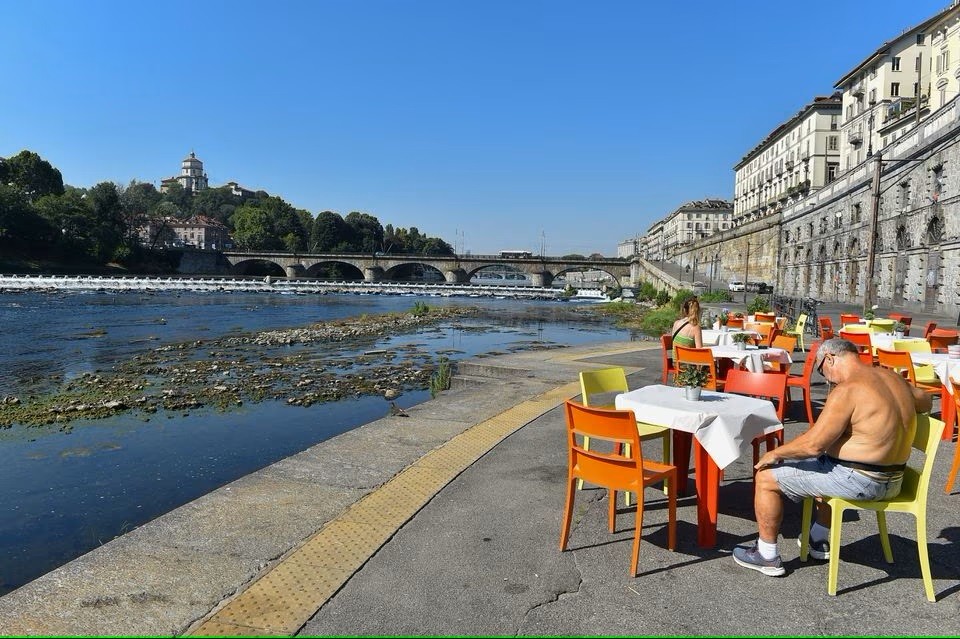 S&ocirc;ng Po, con s&ocirc;ng d&agrave;i nhất Italy, kh&ocirc; cạn nước, th&aacute;ng 7/2022. Ảnh: Reuters