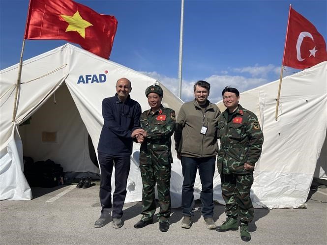 Đại sứ Hakan Cakil, Bộ Ngoại giao Thổ Nhĩ Kỳ chụp ảnh c&ugrave;ng đo&agrave;n cứu hộ cứu nạn qu&acirc;n đội Việt Nam. Ảnh: TTXVN