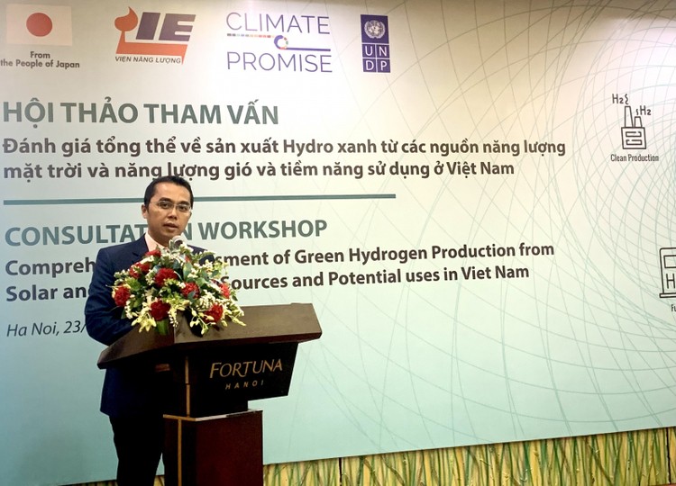Ph&oacute; Viện trưởng Viện Năng lượng L&ecirc; Việt Cường ph&aacute;t biểu tại hội thảo.