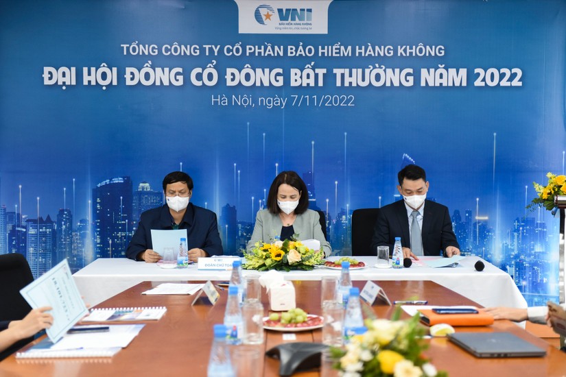 Chủ tịch HĐQT b&agrave; L&ecirc; Thị H&agrave; Thanh chủ tr&igrave; ĐHĐCĐ bất thường năm 2022. Ảnh: Bảo hiểm VNI