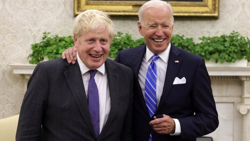 Cựu Thủ tướng Anh Boris Johnson v&agrave; Tổng thống Biden tại Ph&ograve;ng Bầu dục, năm 2021.