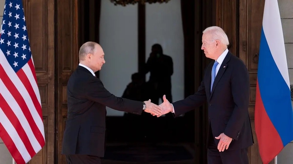 Tổng thống Joe Biden gặp người đồng cấp Nga Vladimir Putin, th&aacute;ng 6/2021. Ảnh: AFP