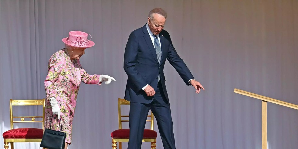 Cố Nữ ho&agrave;ng Anh Elizabeth II v&agrave; Tổng thống Mỹ Joe Biden tham dự nghi lễ ch&agrave;o đ&oacute;n Tổng thống tại L&acirc;u đ&agrave;i Windsor, th&aacute;ng 6/2021. Ảnh: Pool