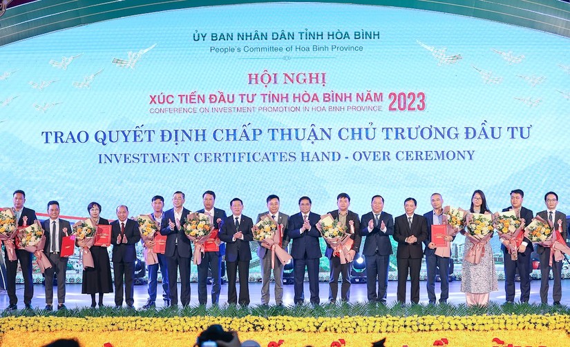 C&aacute;c doanh nghiệp được trao quyết định chủ trương đầu tư. Ảnh: VGP